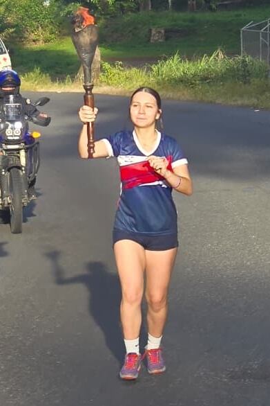 La Antorcha de la Independencia no se detiene. Ingresó a Costa Rica el pasado domingo 13 de setiembre a eso de las 10 de la mañana y sigue avanzando alegre y patrióticamente por todo el país el 14 de setiembre