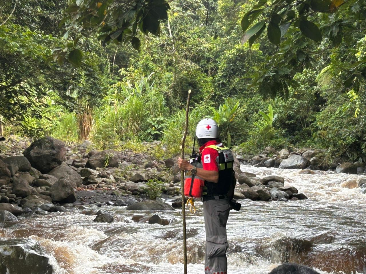 Hallan con vida a extranjera arrastrada por río en Guácimo. Foto Cruz Roja.