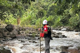 Cruz Roja realiza operativo para buscar a joven de 13 años arrastrado por un río en Sarapiquí