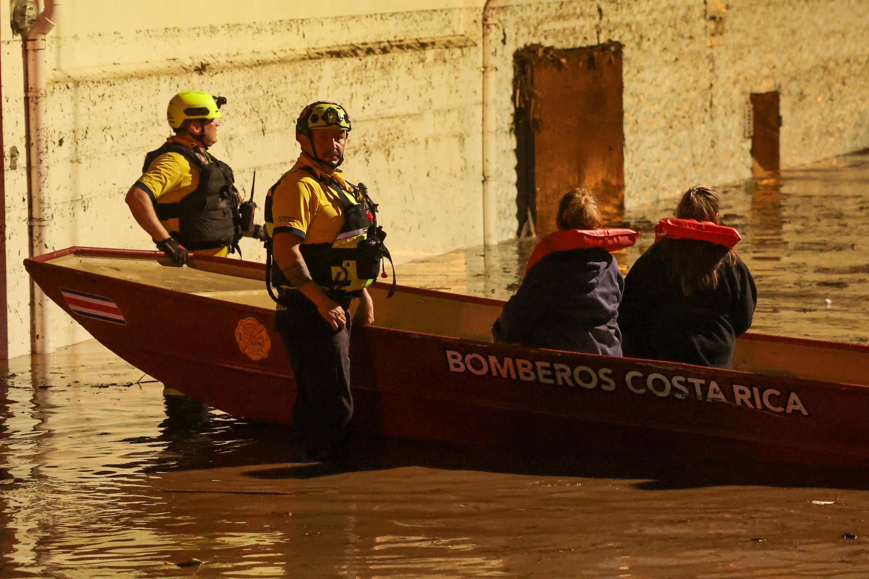Bomberos intervino la tarde de esta jueves, para rescatar a personas que quedaron atrapadas en sus viviendas, producto de las graves inundaciones que se registraron en barrio Dent.