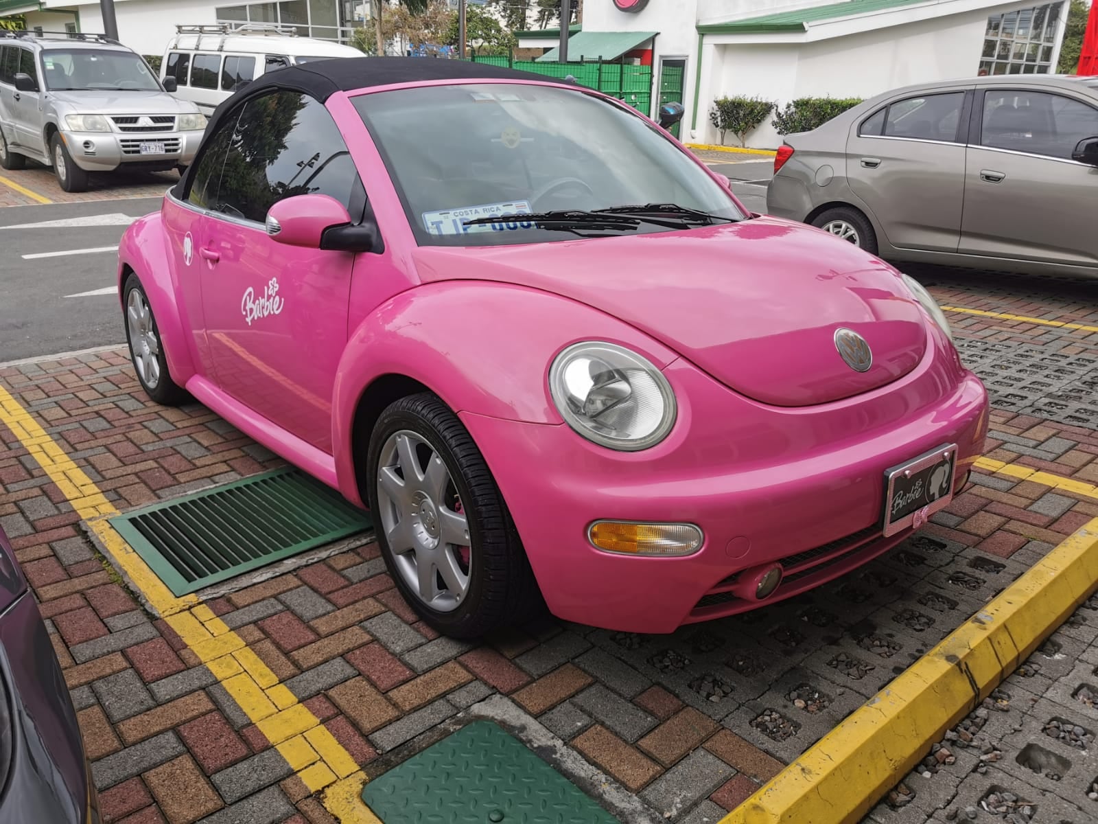 Kimberly Ugalde es la dueña de un impresionante Vocho Barbie. Cortesía.