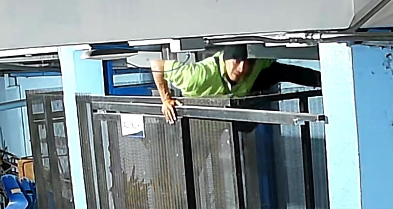 La cara del ladrón quedó grabada en una de las cámaras.