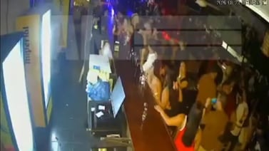 Video revela el aterrador momento en el que hombre fue ejecutado dentro de bar repleto de personas
