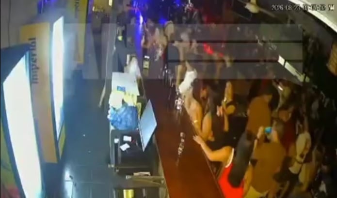 El bar estaba repleto de personas cuando ocurrió el crimen. Captura de video.