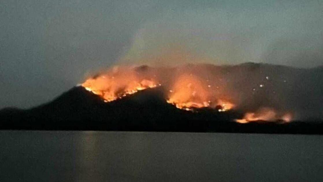 Después de atender el incendio en Isla Chira por tres días, el personal del Sinac elevó la emergencia a nivel 3 y solicitó la ayuda del Cuerpo de Bomberos.