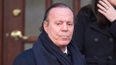 Fiscalía española toma fuerte decisión sobre denuncias contra Julio Iglesias