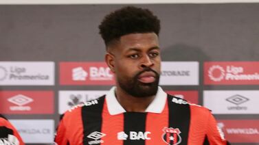 Manjrekar James cumple su promesa con la afición de Alajuelense