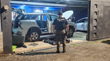 Caen sospechosos de tres bajonazos en Alajuela mientras desmantelaban uno de los carros robados