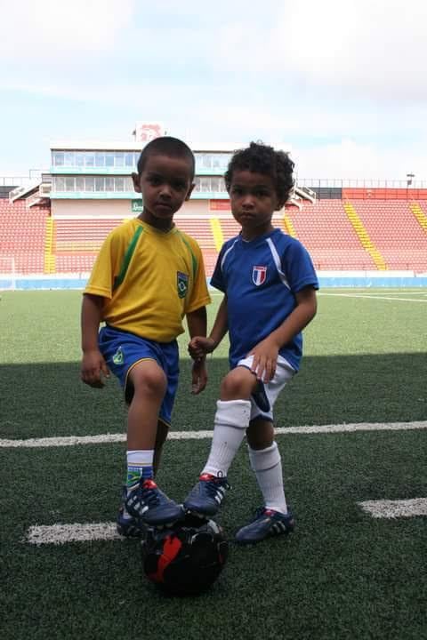 Kenay Myrie y Kenan Myrie, jugadores del Deportivo Saprissa. Cortesía Roy Myrie.