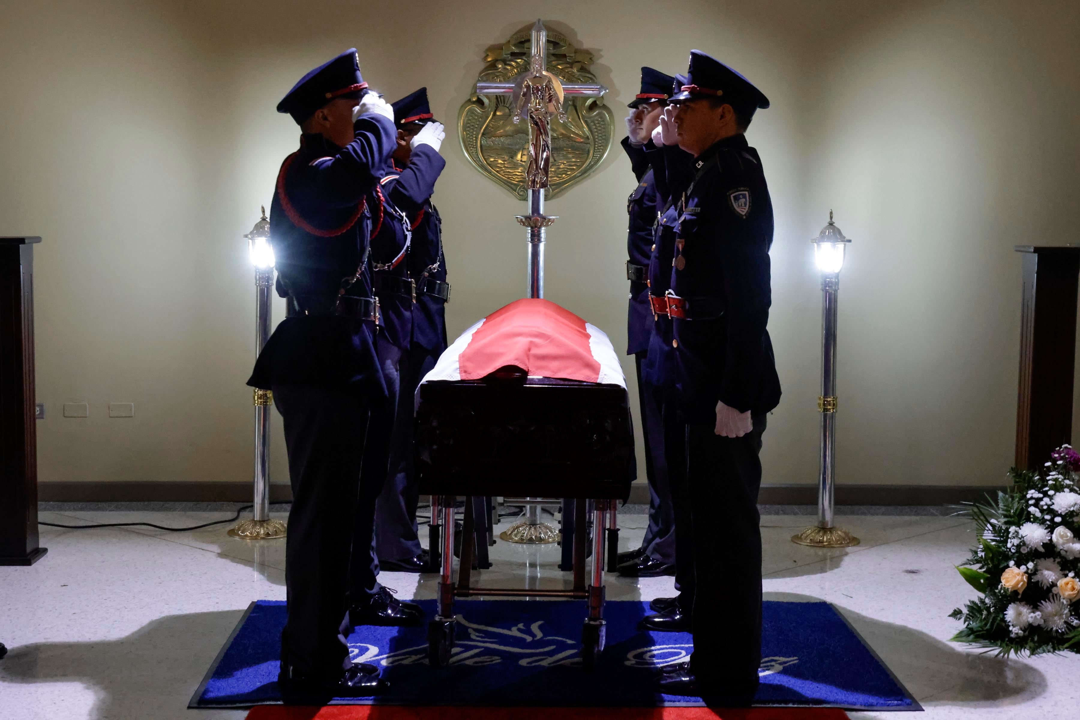 05/10/2023. OIJ, San José. Hora: 04:30:00 p.m. Guardia de honor para el oficial del Organismo de Investigación Judicial  (OIJ), Jeyner Gómez, quien murió en cumplimiento del deber la noche del miércoles. Fotos: Mayela López