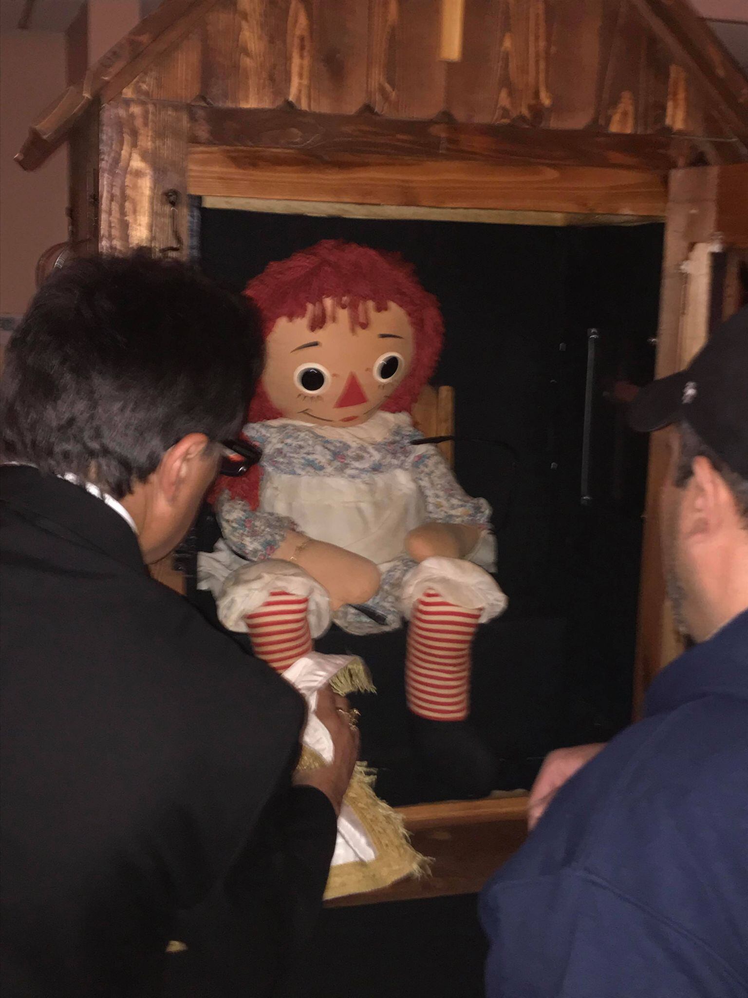 El sacerdote canadiense Platón Angelakis, quien fue ordenado sacerdote católico ortodoxo con los Oblatos de Santa Teresa en Wisconsin en 1999, es quien bendice dos veces al mes a la muñeca maldita Annabelle en el Museo de lo Oculto de los Edward y Lorraine Warren (ya fallecidos) en Estados Unidos.