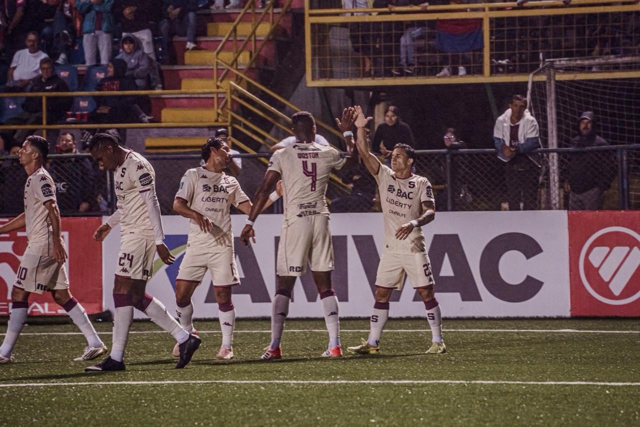 Saprissa derrotó 3-1 a San Carlos en el estadio Carlos Ugalde.