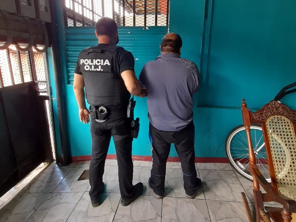 Notario apellidado Vega es detenido como sospechoso de alterar documentos para vender propiedades. Foto OIJ.