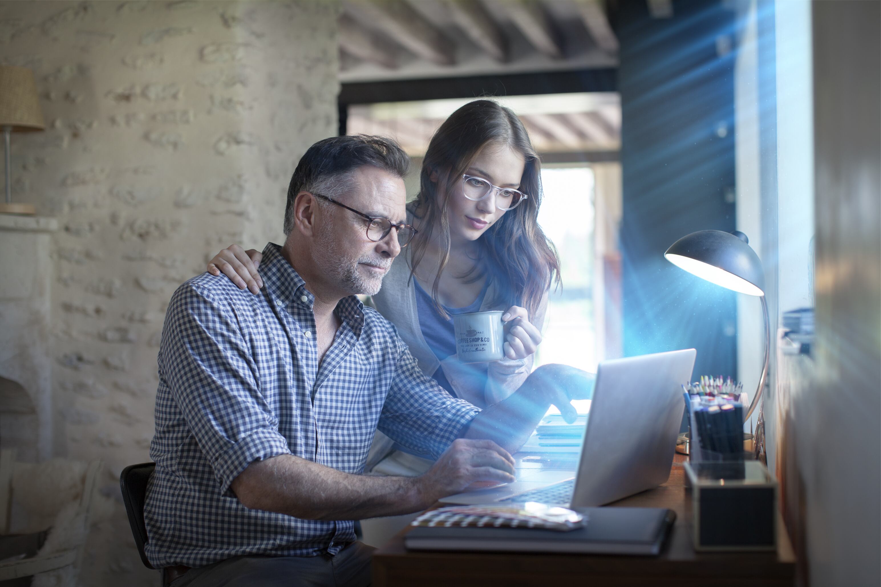 El ojo humano es muy sensible a la luz. Con la vida diaria al revés por esta revolución digital, los ojos ahora están más expuestos a los efectos potencialmente dañinos de la luz azul.