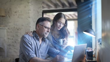 La luz azul: ¿Amiga o enemiga de los ojos? Ponga atención a cómo afecta la salud ocular