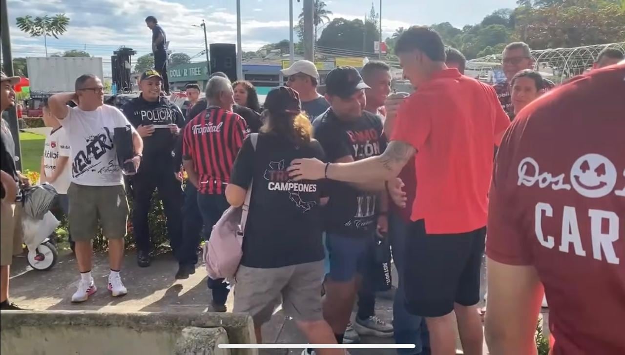 Bayron Mora fue recibido a lo grande en el Parque de Ciudad Neily tras salir campeón con Alajuelense.