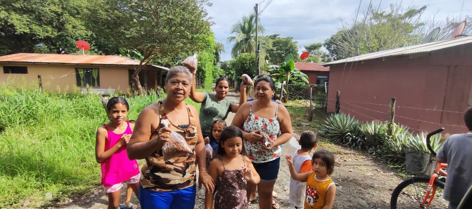 Nos topamos con doña María Calvo Valverde junto con varios voluntarios, quienes viven en el distrito de Filadelfia, en el cantón de Carillo en Guanacaste y ella nos contó que a pesar de que en su negocio sufrió inundaciones, eso no la detuvo para irse a buscar perritos y gaticos a los cuales alimentar