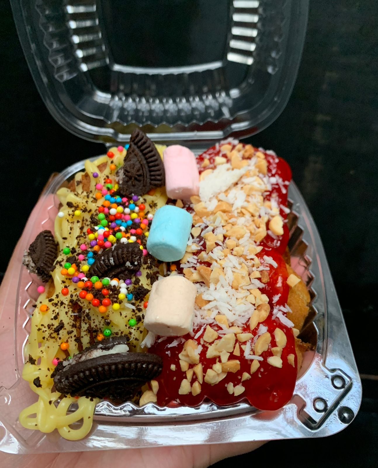 Con apenas 19 años, la nicaragüense Crystel Muñoz decidió dejar su natal Masaya y venirse a Costa Rica con una meta firme: salir adelante y construir un mejor futuro. Ahora vende donitas en un semáforo de Heredia