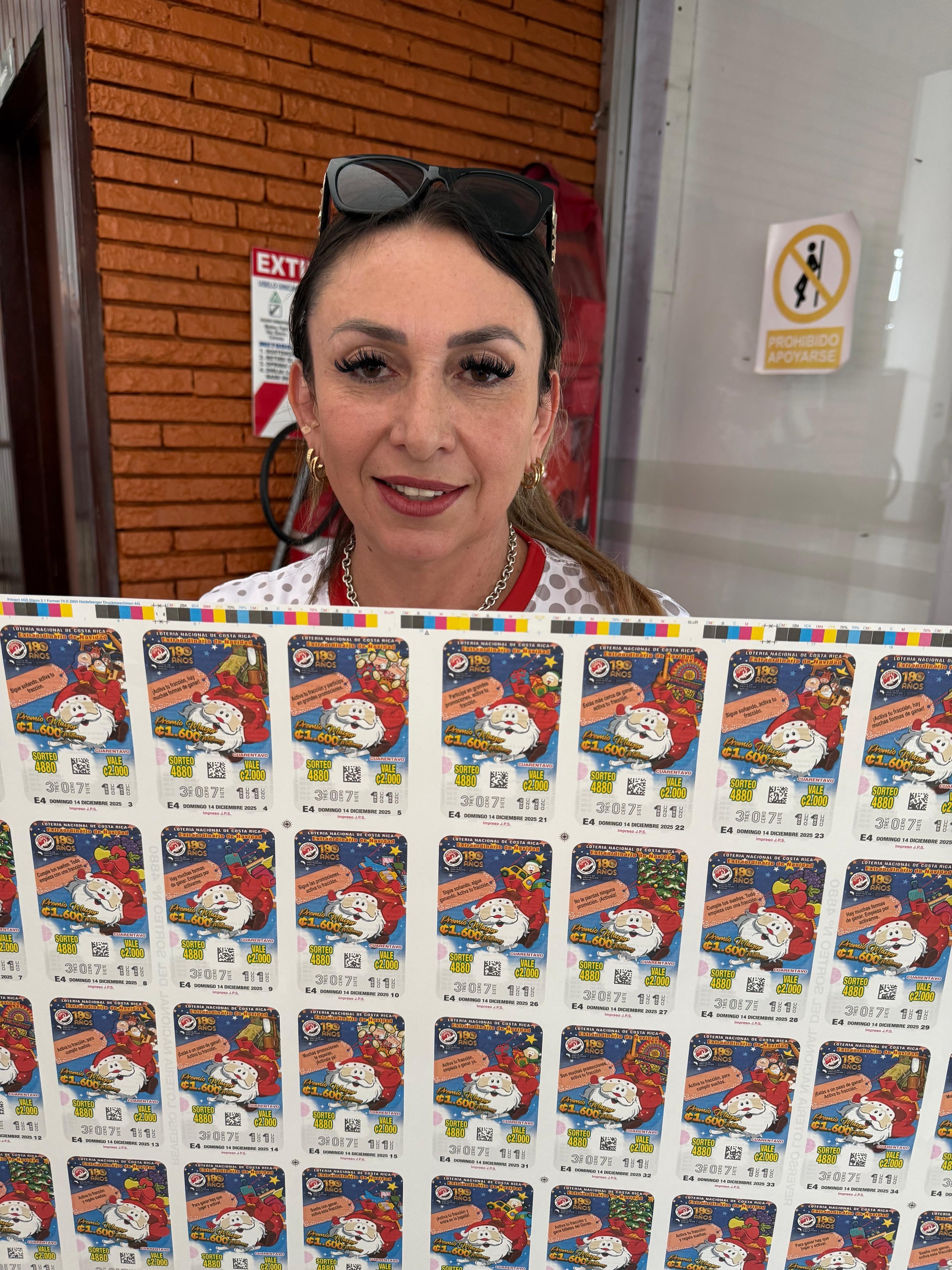 La Junta de Protección Social anunció el lunes 29 de setiembre el Gordo Navideño 2025 con un premio mayor de 8 mil millones de colones en 5 emisiones, pagando 1.600 millones de colones por cada emisión. Cada entero es de 40 fracciones y vale 80 mil colones, cada pedacito vale 2 mil colones y con cada pedacito se gana, con el premio mayor, 40 millones de colones. En la foto, Laura Guillén, vendedora de lotería.