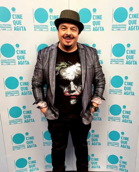 El comediante Alex Costa es feliz de la vida tomando sopa. Instagram.