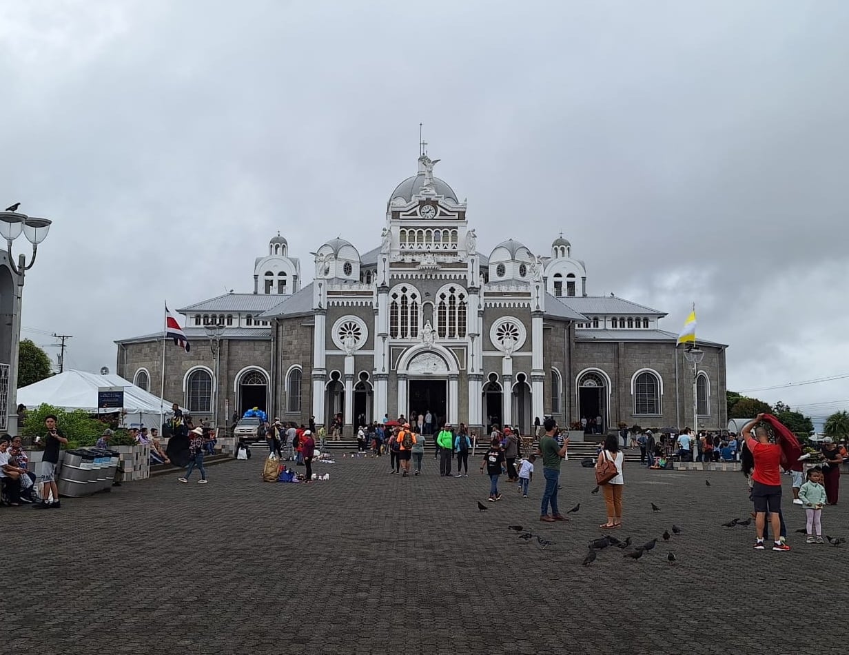 Pese al clima nublado y algo frío, fieles católicos acudieron este 19 de julio a la Basílica de los Ángeles a rendir tributo y gratitud a la Negrita. Fotografía: