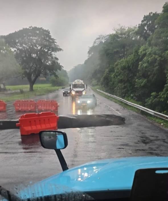 El hundimiento ocurrió en el kilómetro 56 de la ruta 27. Foto Facebook.