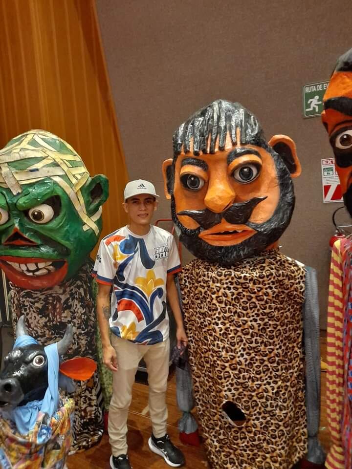 Hace como dos meses se viene catrineando el Gigante para estar bien guapo ya que se va para la edición XXI del Festival Internacional Itinerante de Canciones, Danzas y Expresiones Populares 2022, el cual se realizará en Cerdeña, Italia. Las máscaras son hechas por José Angulo Gutiérrez, vecino del barrio Tulita de Santa Cruz, Guanacaste