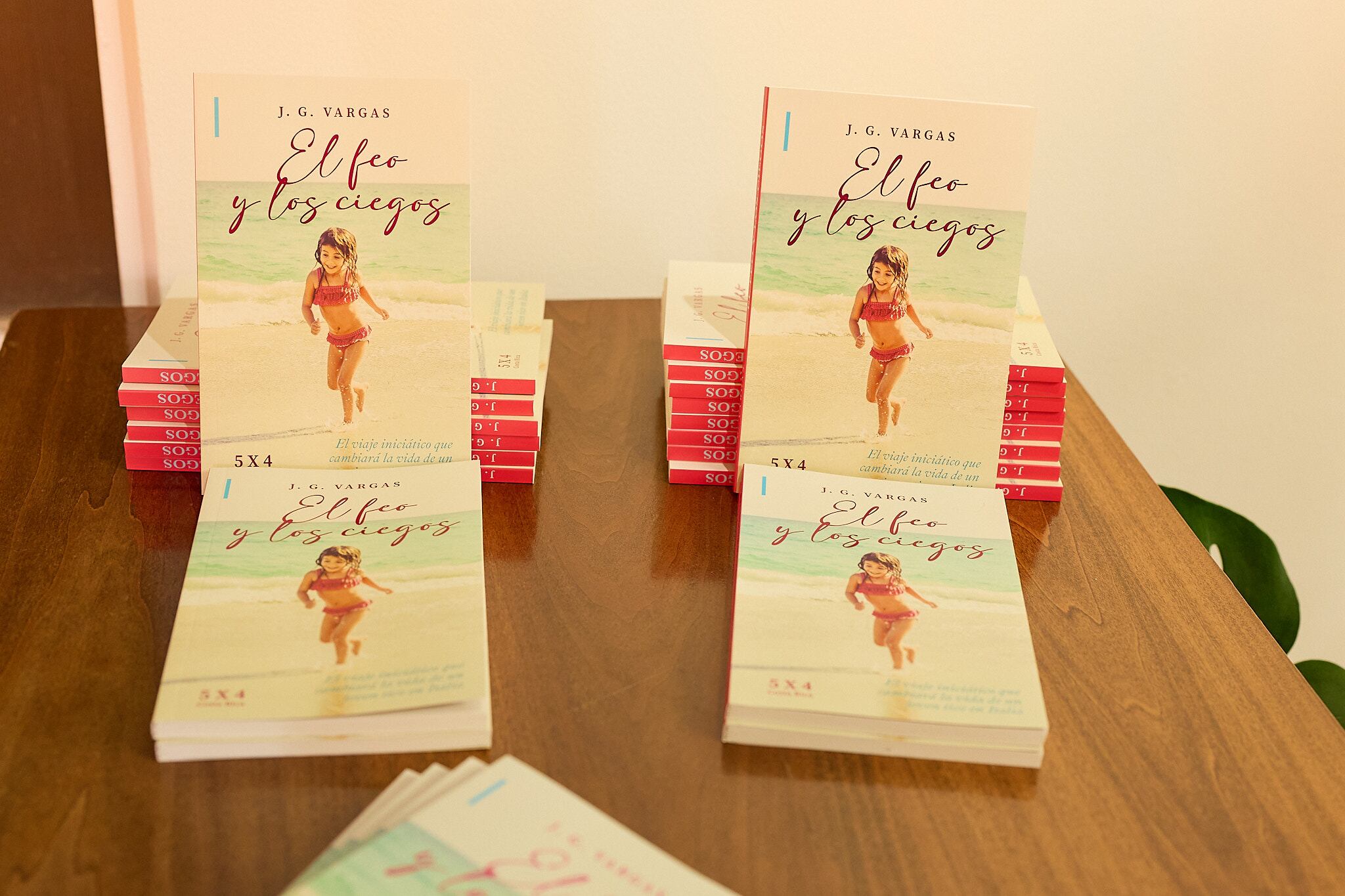 El escritor costarricense, Jesús Guillermo Vargas Garita (conocido como J.G. Vargas), no sale del asombro porque una novela que escribió hace 26 años vuelve a los estantes de una librería. La novela se llama: El feo y los ciegos