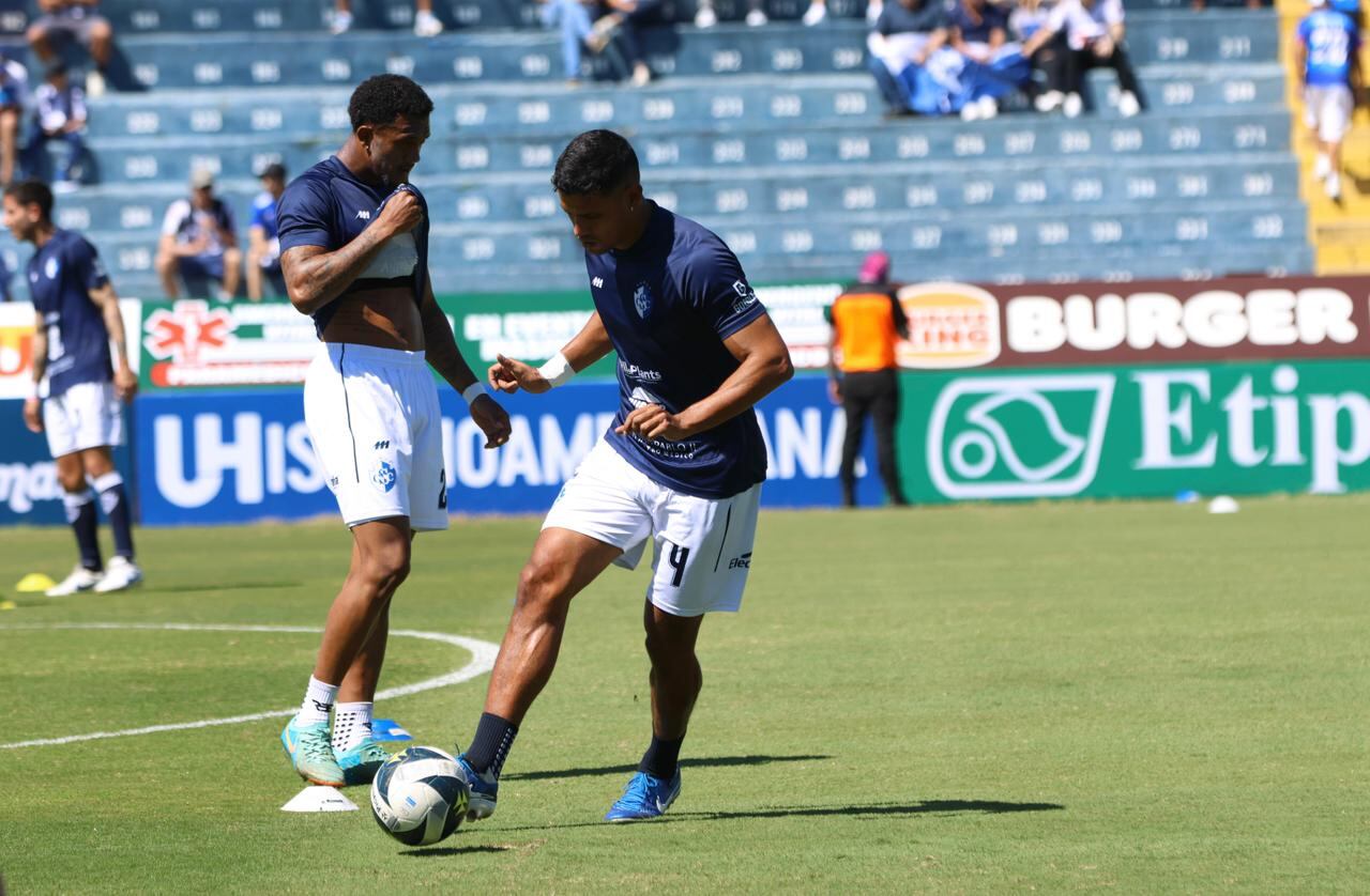 Los jugadores del Cartaginés Jostin Daly y Kevin Espinoza empezaron como titulares ante el Santos de Guápiles, en el debut en el Torneo de Clausura 2025.
