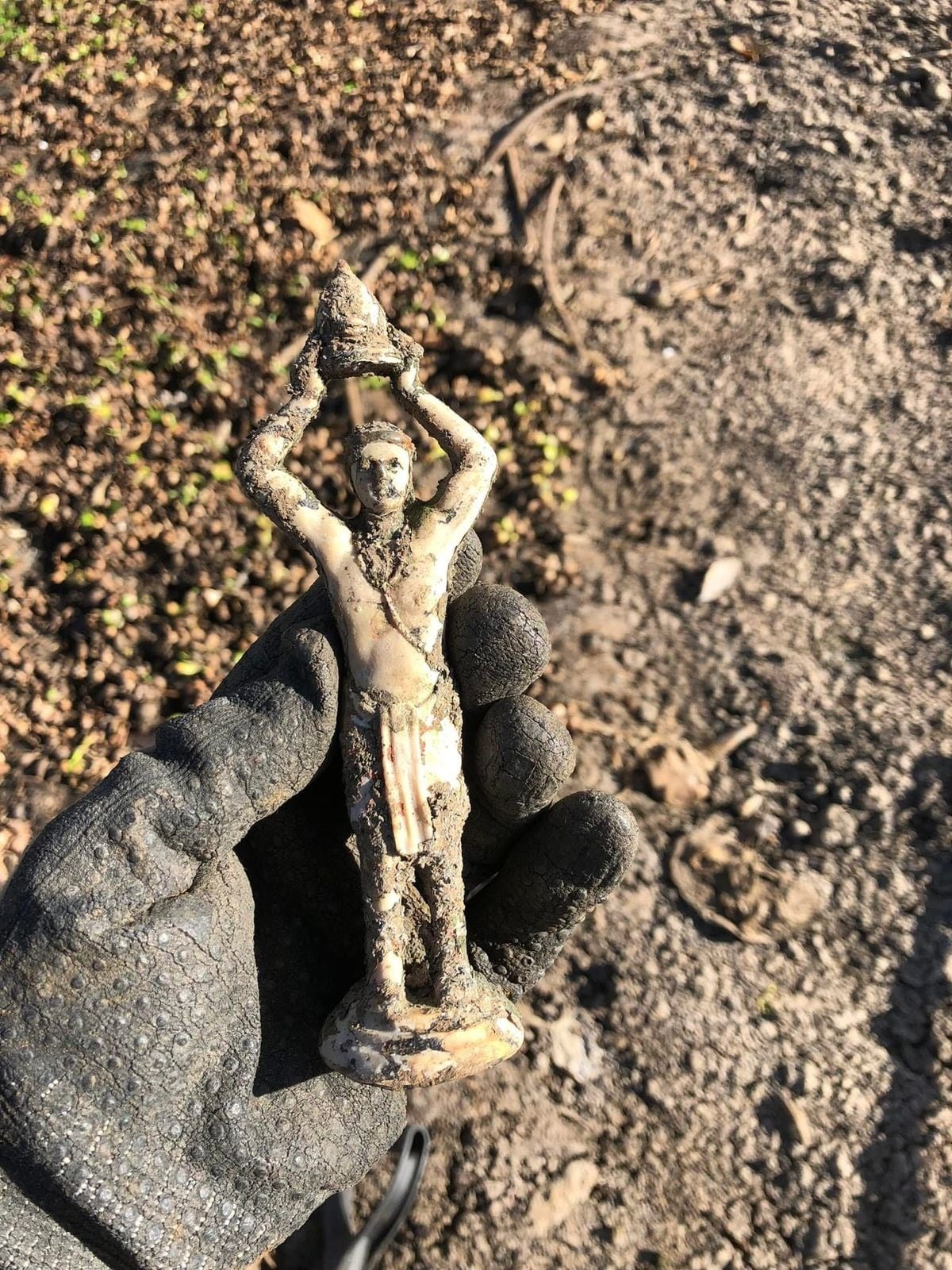 David Molina Roldán, ingeniero en informática y quien con equipo especial detecta metales, asegura que ha encontrado al menos 25 entierros con brujerías en distintas zonas del Gran Área Metropolitana, especialmente en San José.