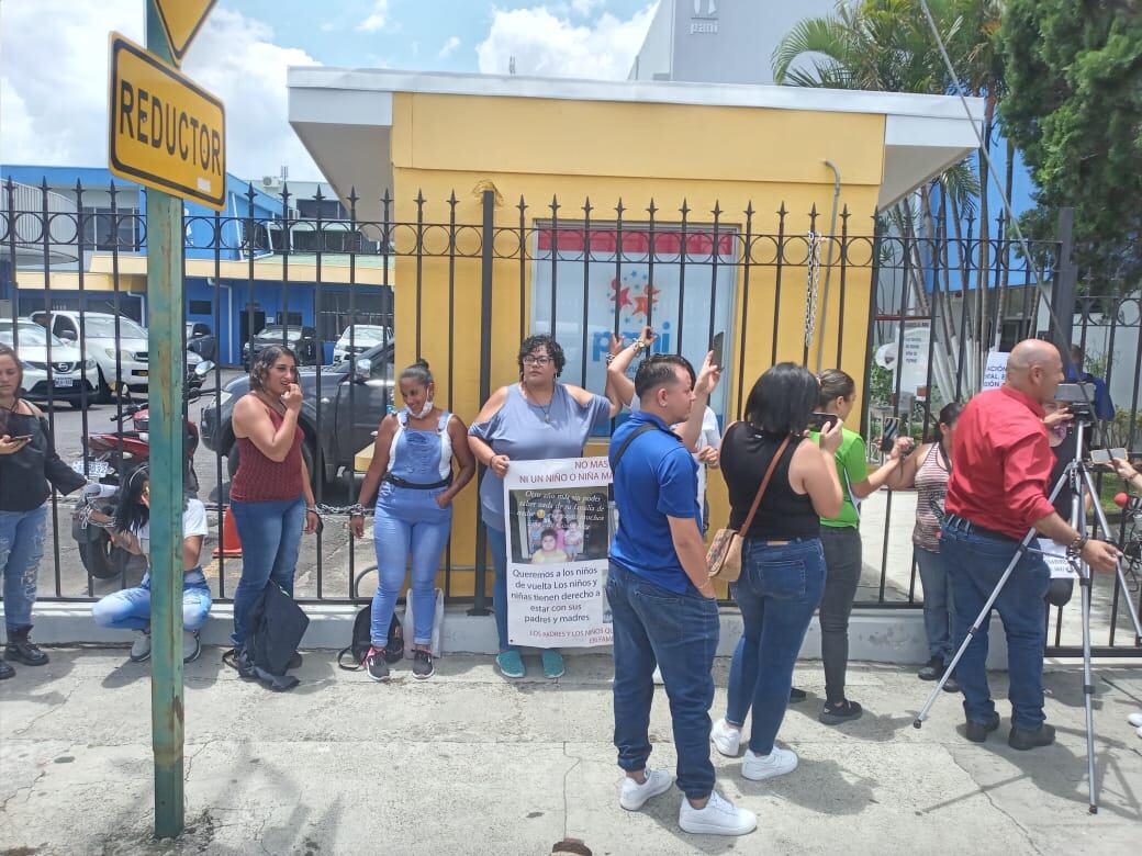 Más de nueve papás y dos abuelitos se han encadenado, en las últimas dos semanas, a los portones del edificio del Patronato Nacional de la Infancia (PANI) en barrio Luján, porque no pueden ver a sus hijos y nietos
