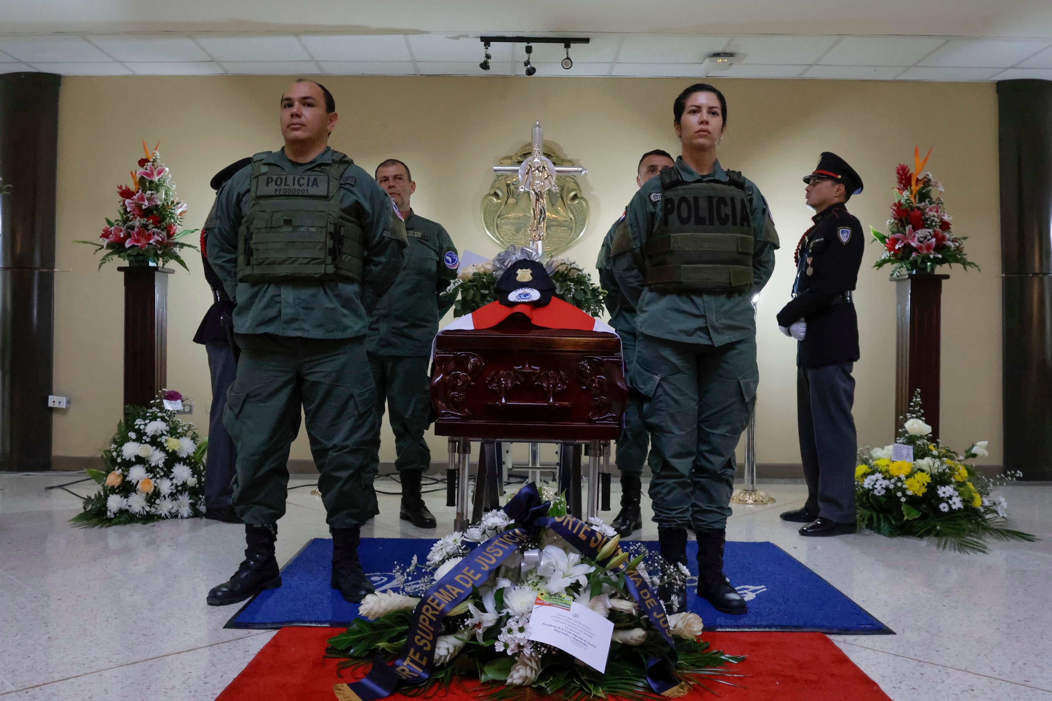 05/10/2023. OIJ, San José. Hora: 04:30:00 p.m. Guardia de honor para el oficial del Organismo de Investigación Judicial  (OIJ), Jeyner Gómez, quien murió en cumplimiento del deber la noche del miércoles. En la foto, compañeros del fallecido. Fotos: Mayela López