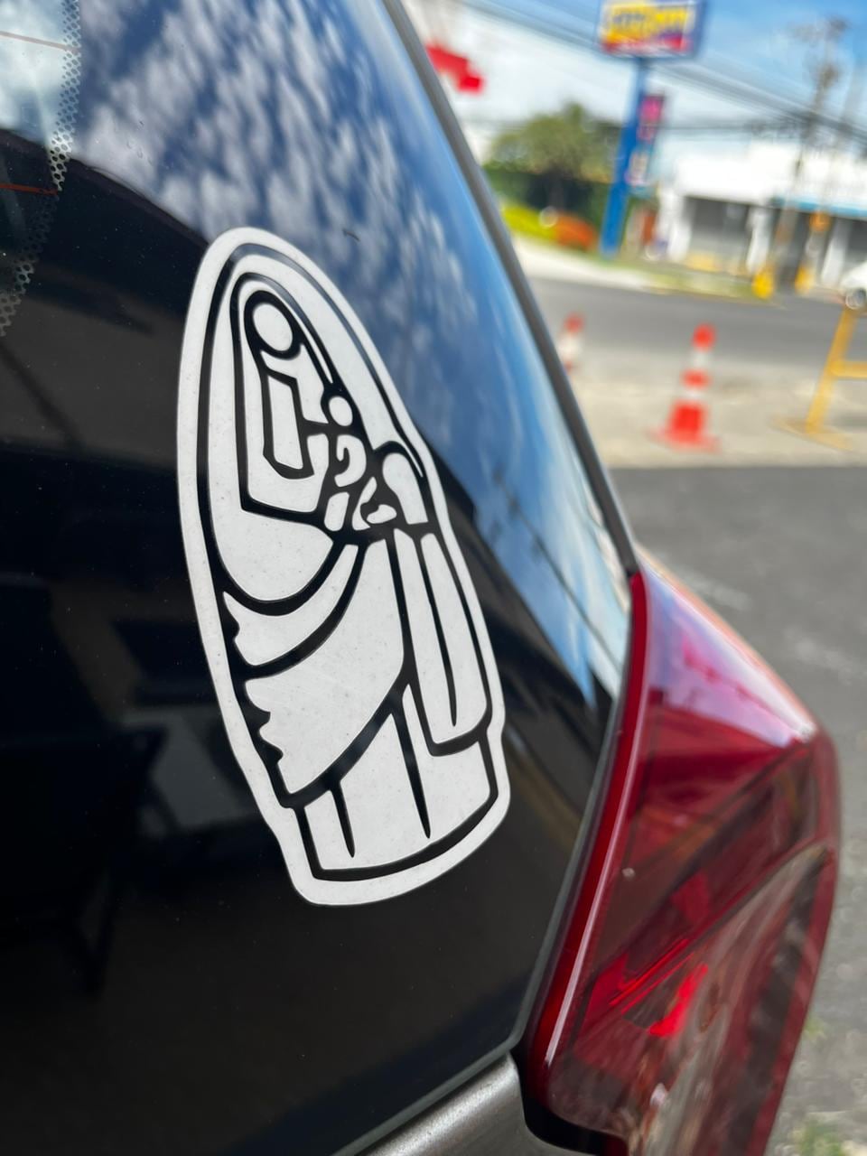 Carlos Chinchilla, de Deportes Repretel, lleva a La Negrita en su piel desde hace dos años