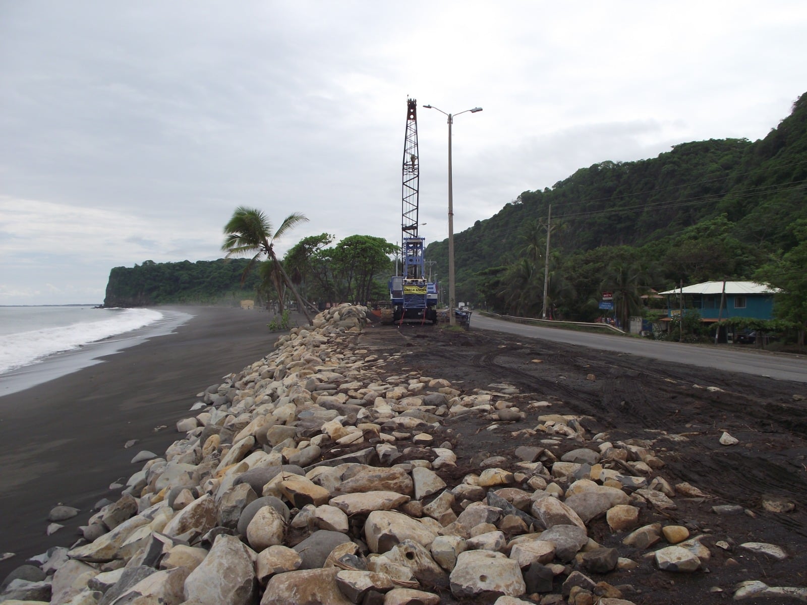 La ruta nacional 23, en Caldera, se cerrará preventivamente durante una hora este martes debido al aumento del oleaje. La medida busca prevenir accidentes y fue tomada con base en el pronóstico del MIO-CIMAR, que estima olas de hasta 3,09 metros a las 2:41 p. m. La Policía de Tránsito vigilará los accesos al tramo afectado.