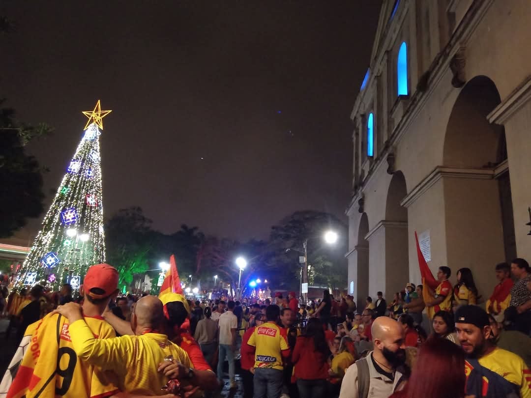 Festejo de los aficionados del Herediano tras ganar el título número 30