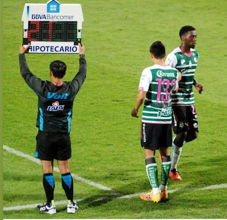 Ronaldo Cisneros en su debut de Liga MX.