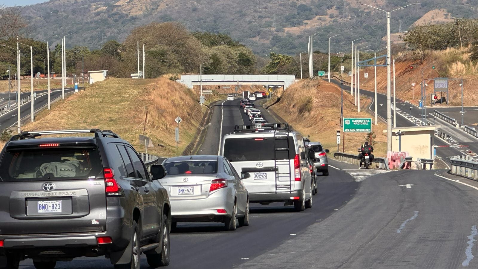Jueves Santo, jueves 17 de abril del 2025, la ruta 27 es una presa total de carros que van rumbo a la costa