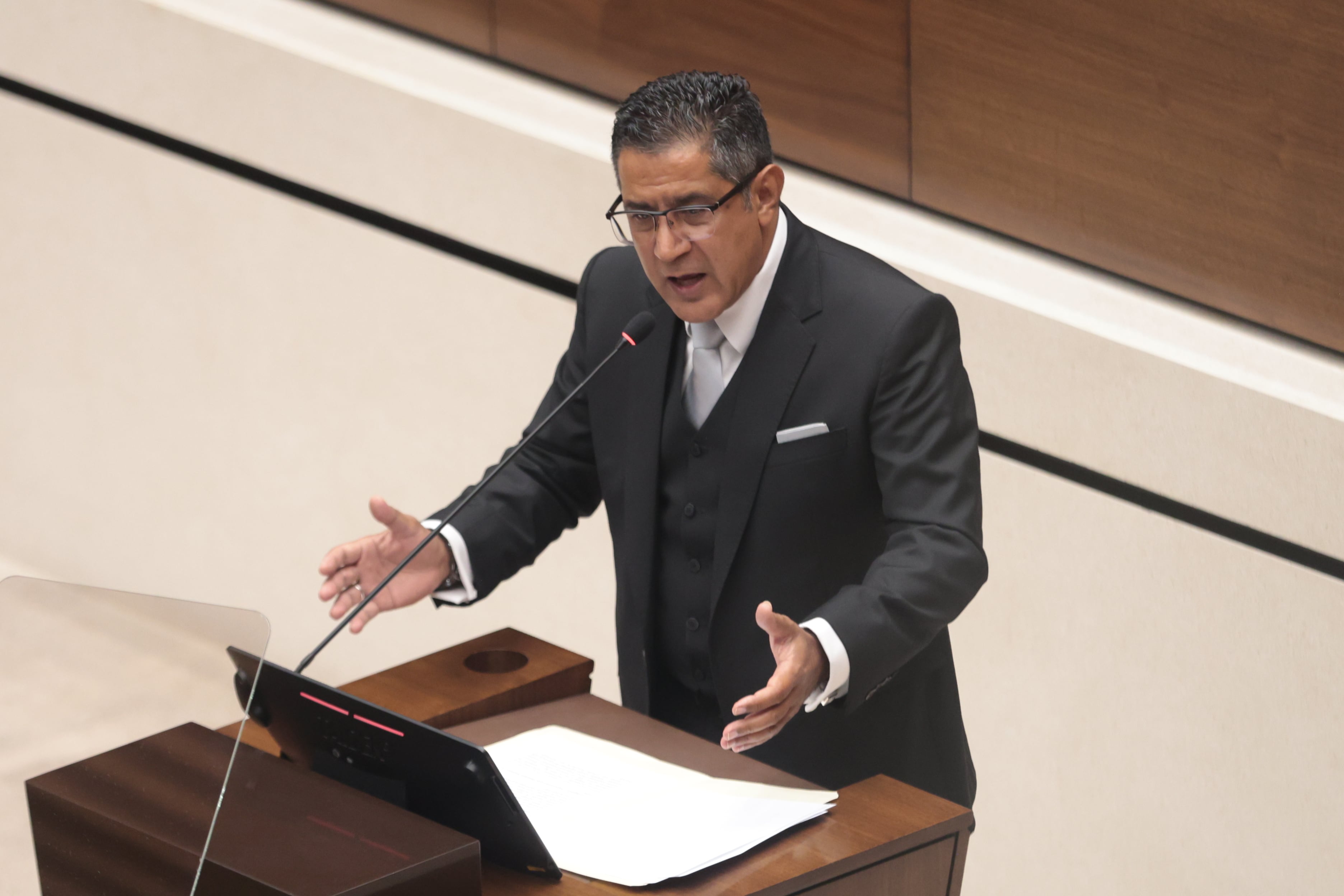 El diputado NOGUI ACOSTA jefe de fracción del PPSO durante discurso en la Asamblea Legislativa / Foto John Durán