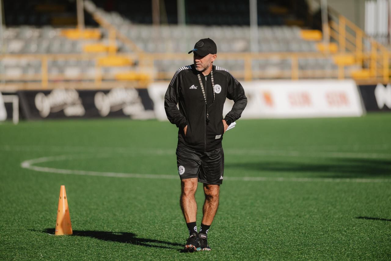 Luis Marín realizó su primera práctica con Sporting FC el 17 de diciembre en el estadio Ernesto Rohrmoser.