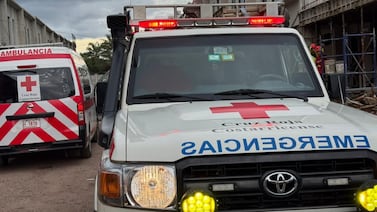 Choque entre carro y camión de basura deja tres personas con fuertes golpes