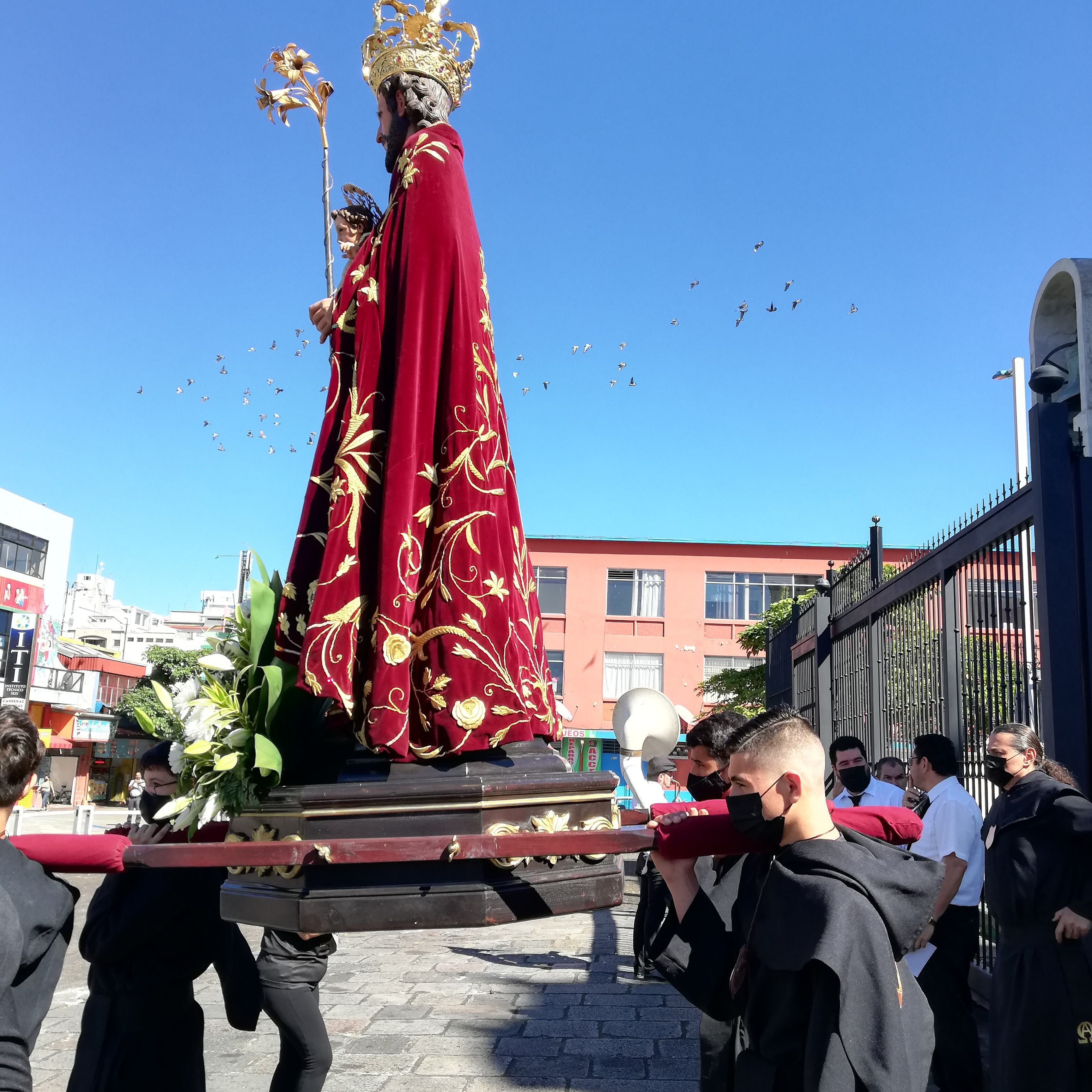José Marín Castro casi ni pudo dormir de la emoción este 7 de diciembre, ya que estaba muy contento, y a la vez hasta extrañado, porque le tocaría cargar la imagen de san José durante la procesión de unos 500 metros entre la iglesia de La Soledad y la Catedral Metropolitana, en San José