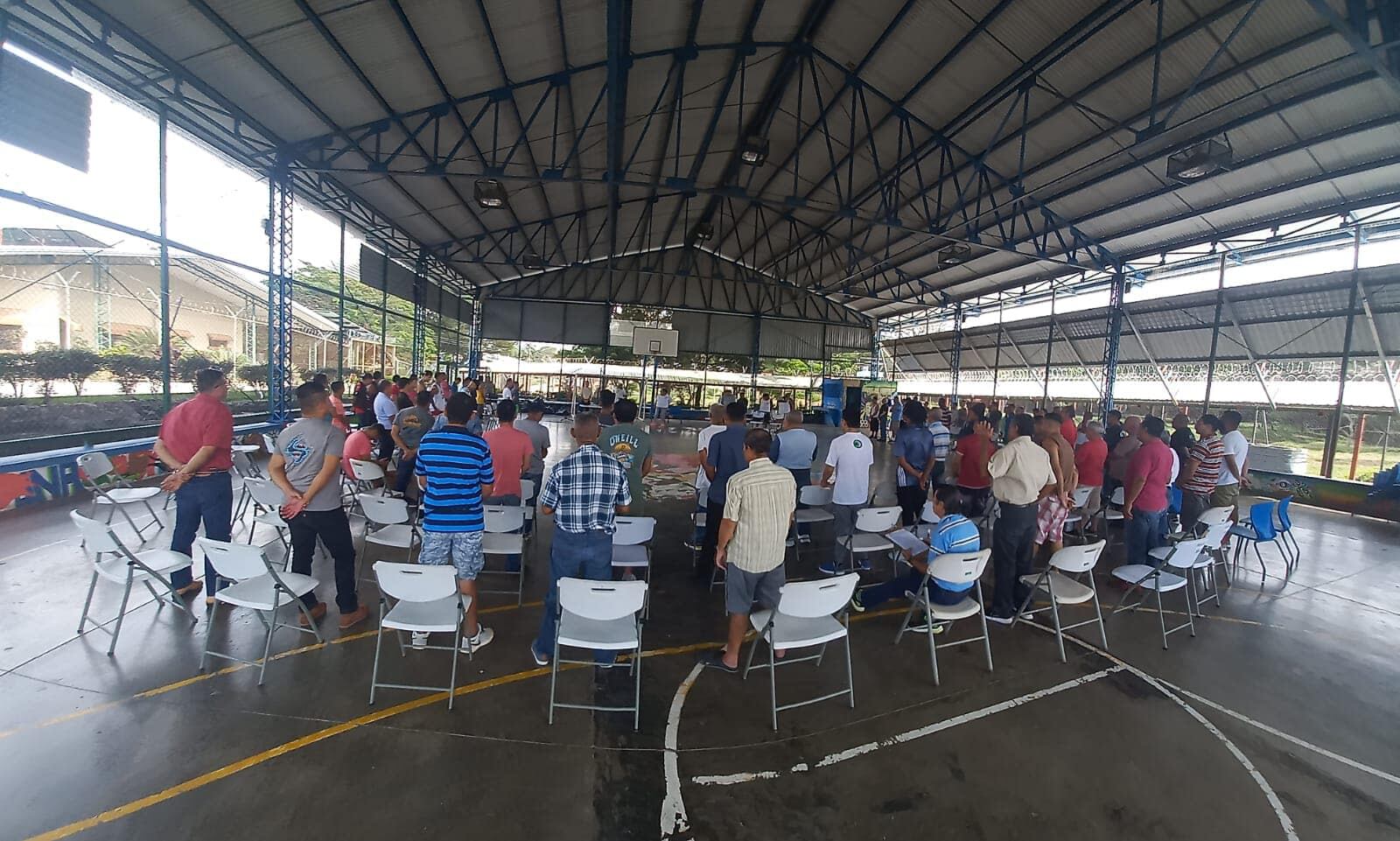 Un grupo de 95 privados de libertad en el Centro Penitenciario de Liberia, fue visitado por monseñor Manuel Eugenio Salazar, quien cerró de esa forma un encuentro de dos horas en el cual dejó claro la obligación de todo cristiano de "ayudar a quien está caído"