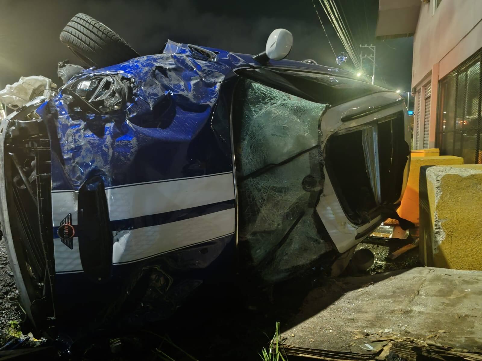 De milagro los dos ocupantes del carro no tuvieron que ser llevados a un centro médico. Foto La Unión Emergencias.