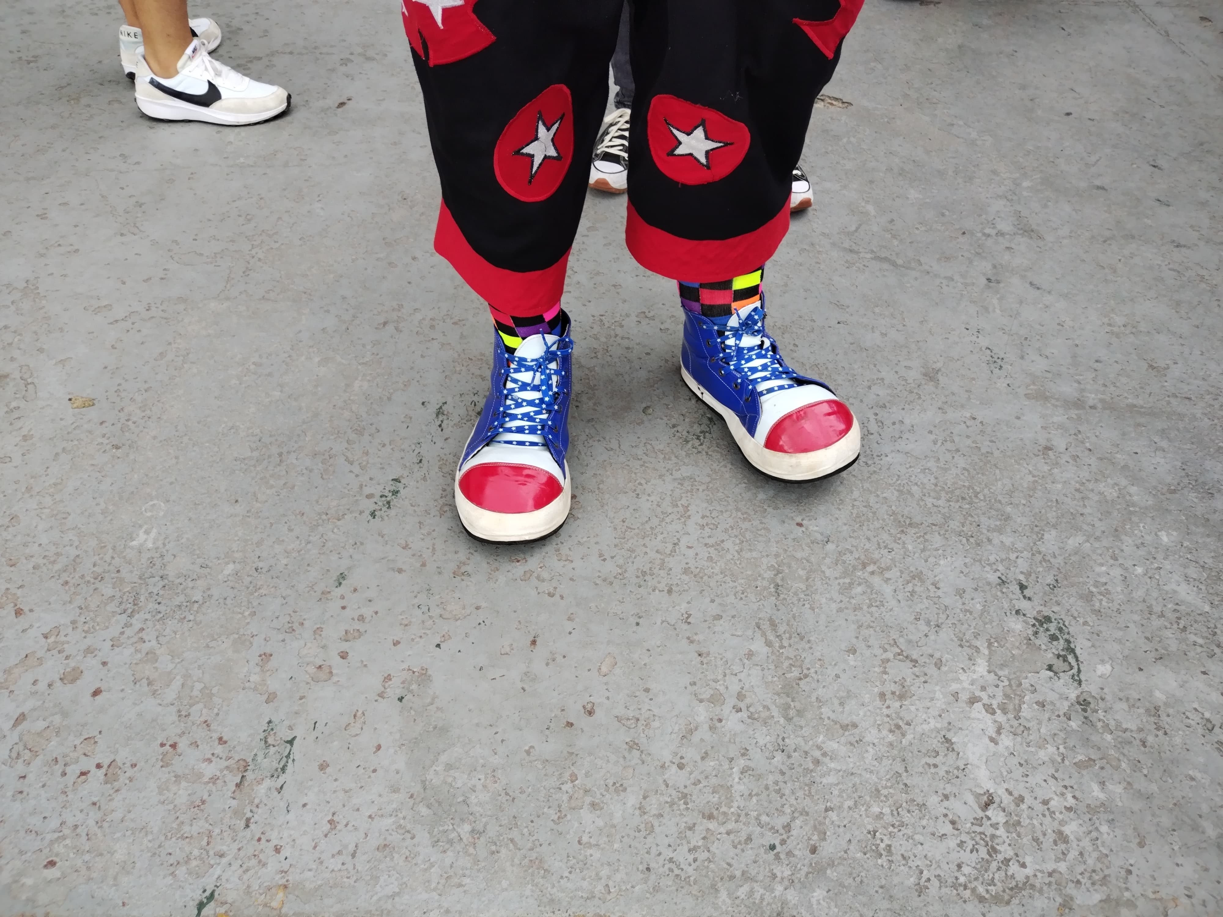 Farlen Aguilar Elizondo, nació el 23 de junio de 1995 en Santiago de Puriscal, es el payaso Chiquitín, el payaso más alto de Centroamérica, mide 2 metros y 2 centímetros