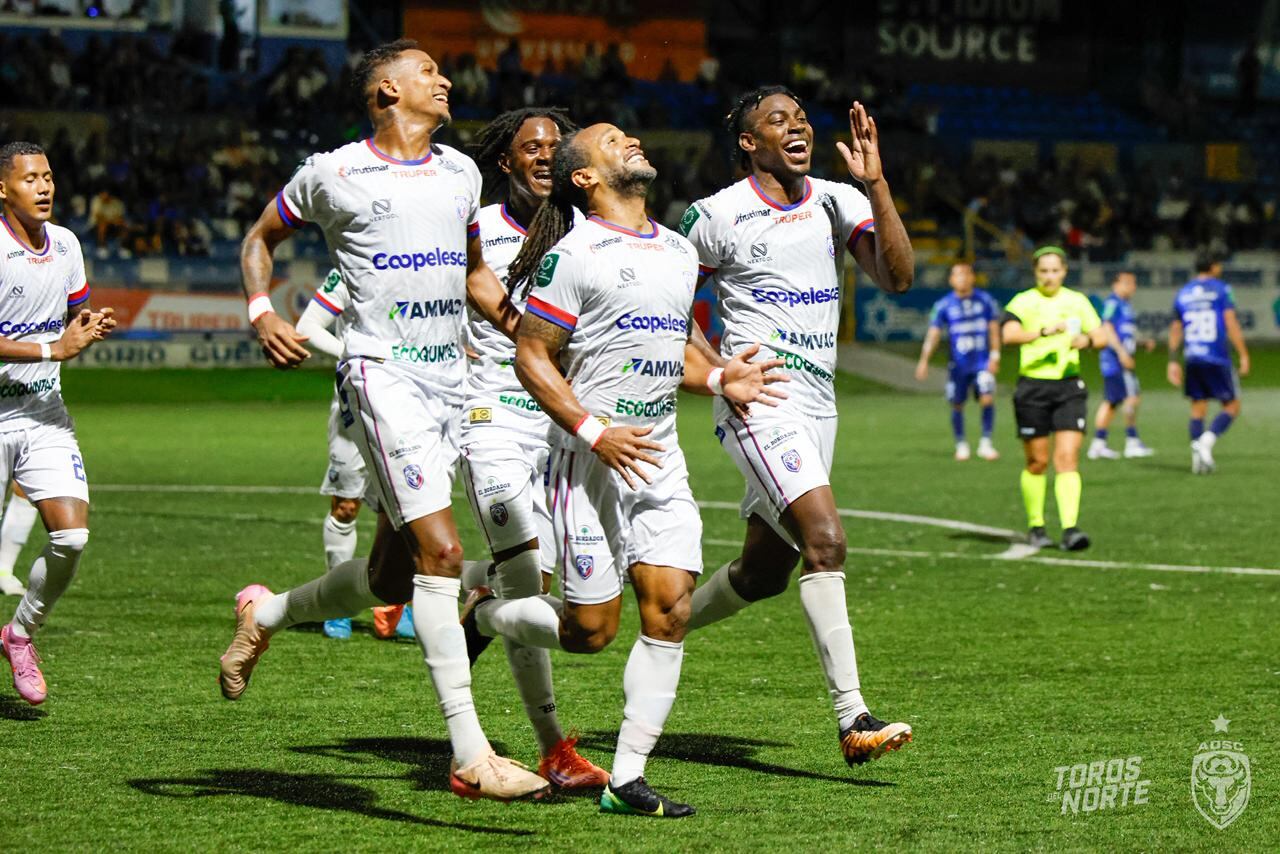 Jonathan McDonald volvió al gol con San Carlos.