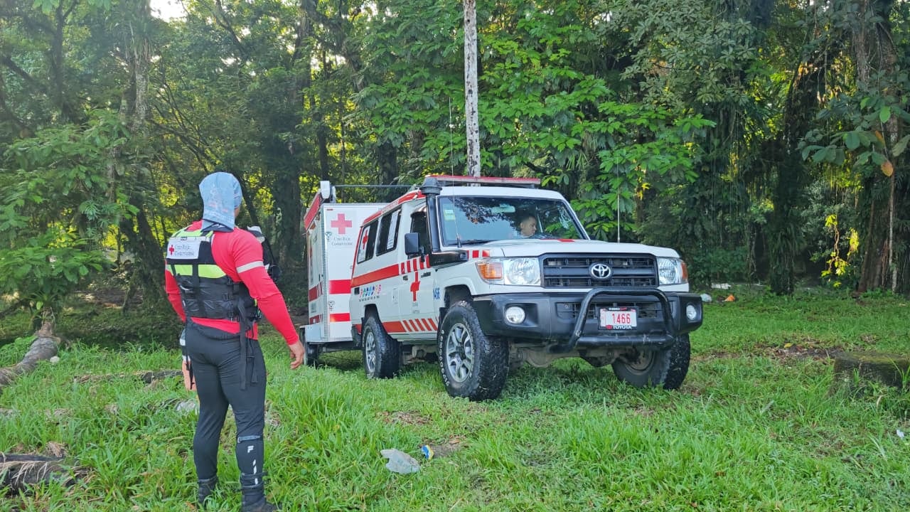 El hombre fue arrastrado por una cabeza de agua en el río Costa Rica.