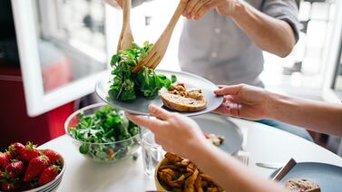 “Joven para siempre”: La dieta del médico que cumplió 63 años pero tiene una “edad biológica” de 43