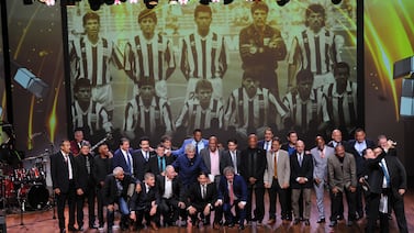 Uno de los héroes de Italia 90 combina carrera que tuvo gracias al fútbol en importante institución