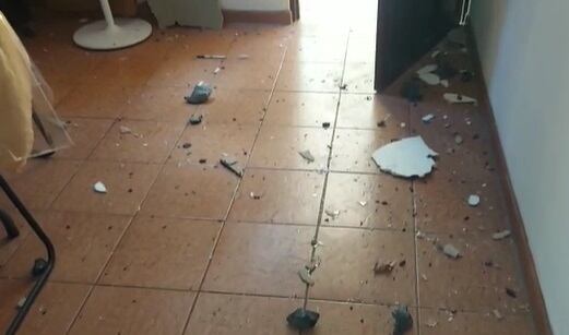 Vecinos afectados por explosión de dinamita en Carrillo. Foto cortesía Guana Noticias.