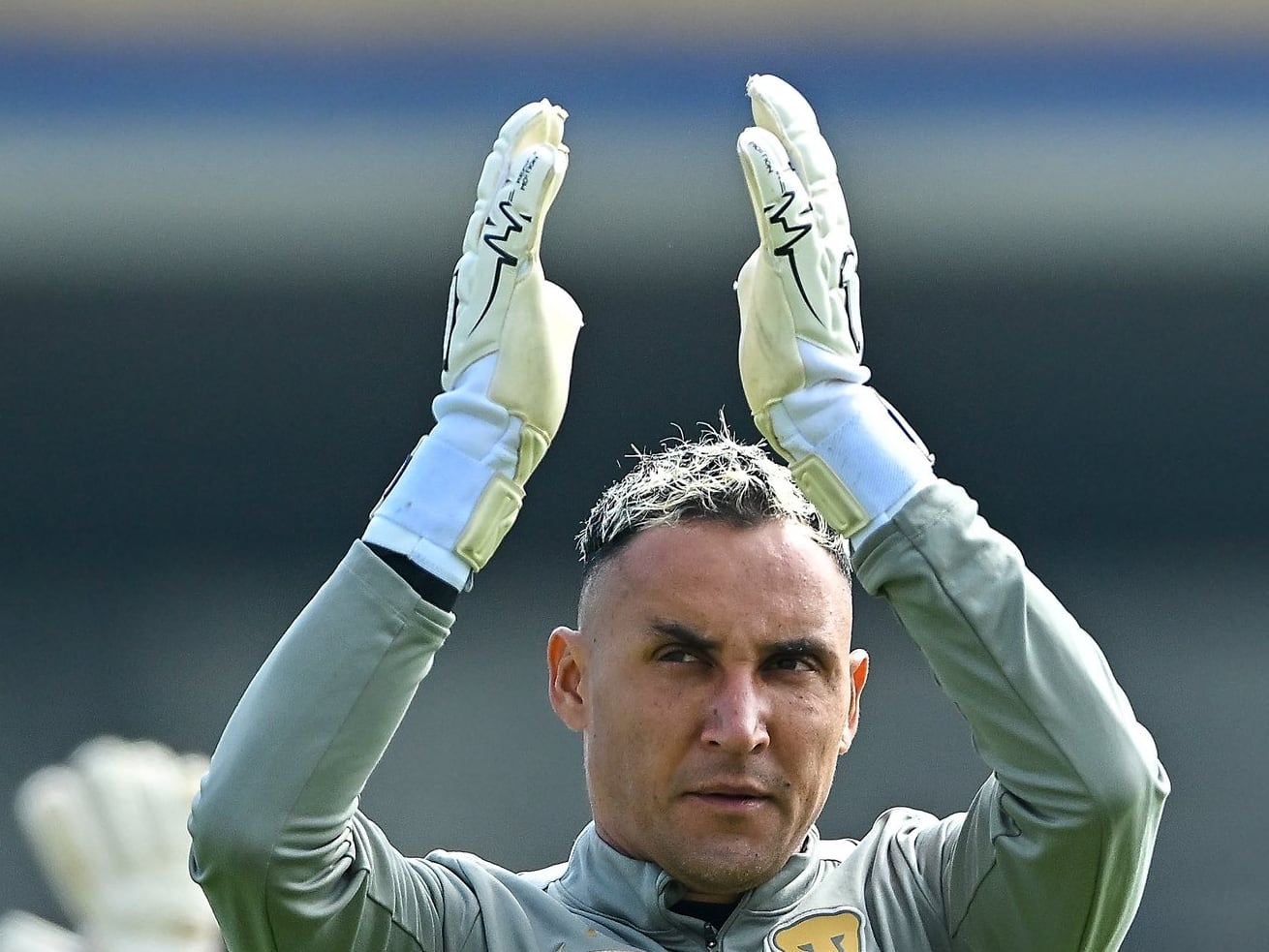 Keylor Navas saludó a la afición de Pumas en el calentamiento del juego contra Querétaro.